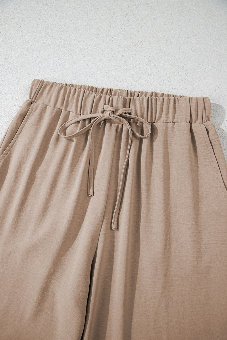 L'ensemble Alia Jadmode – Vue complète du vêtement deux-pièces élégant avec coupe fluide et détails plissés, parfait pour un look moderne et intemporel en France, Belgique, et Suisse.