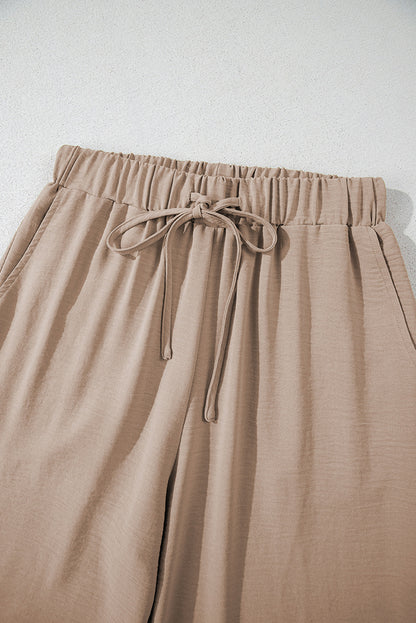 L'ensemble Alia Jadmode – Vue complète du vêtement deux-pièces élégant avec coupe fluide et détails plissés, parfait pour un look moderne et intemporel en France, Belgique, et Suisse.
